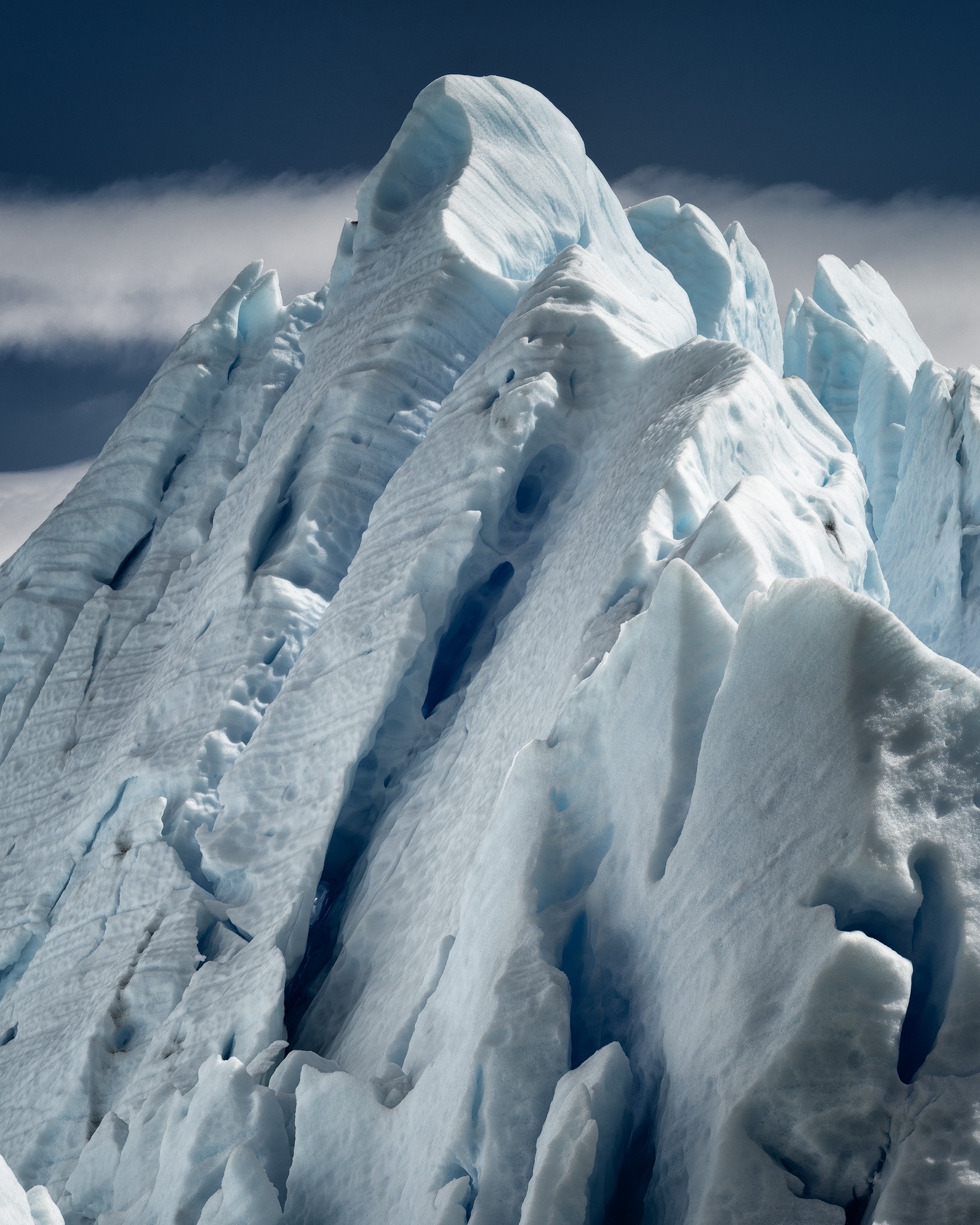 Torres y cumbres blancas en la pared del glaciar Grey