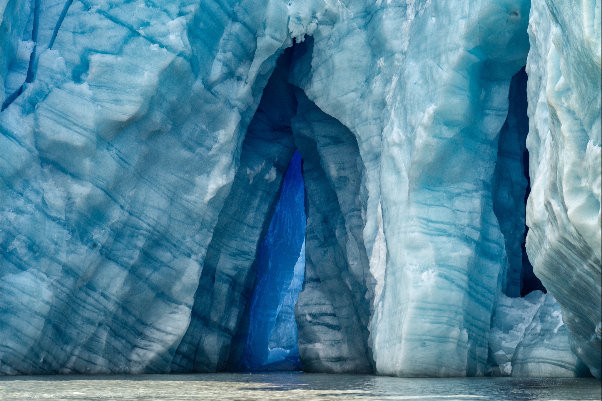 Formaciones y cavidades azules en la pared del glaciar Grey