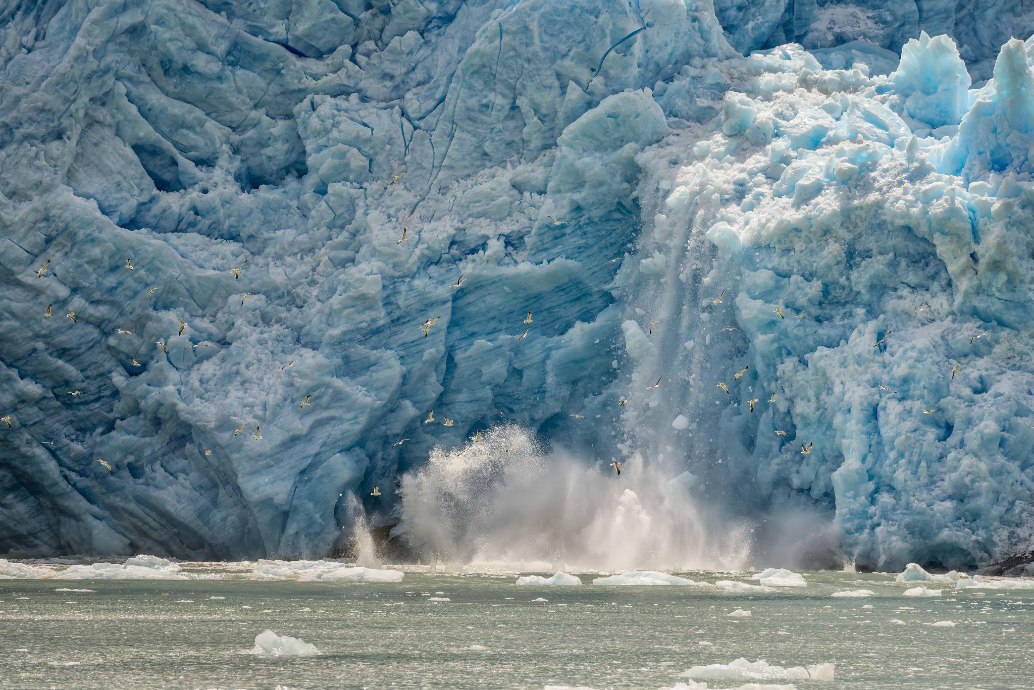 Desprendimiento de hielo frente a un glaciar