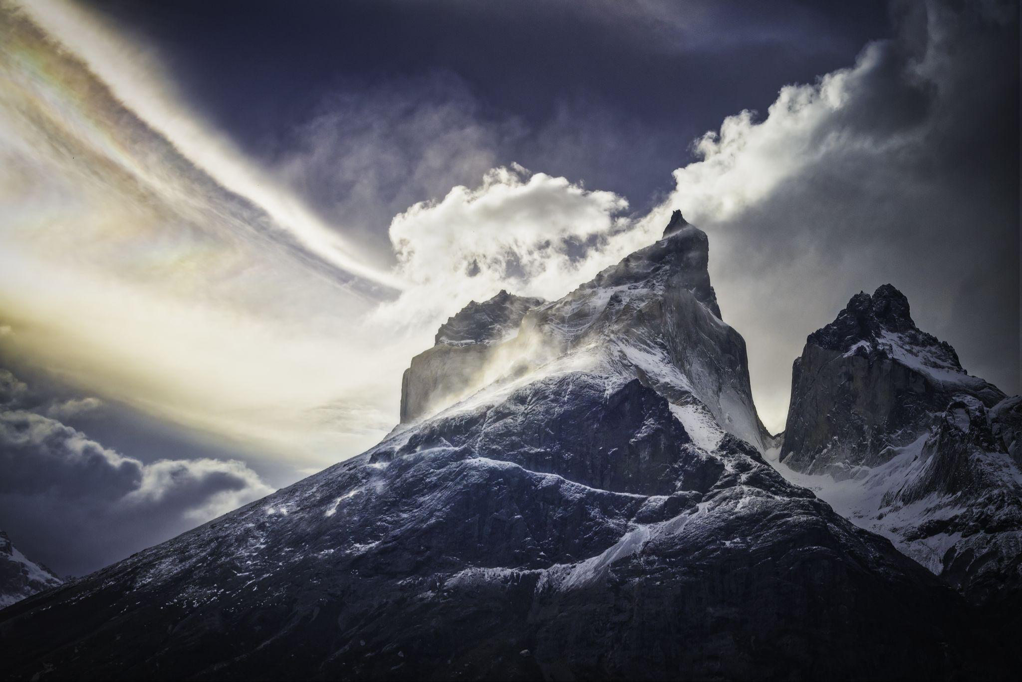Torres del Paine bajo una luz intensa y nubes en movimiento