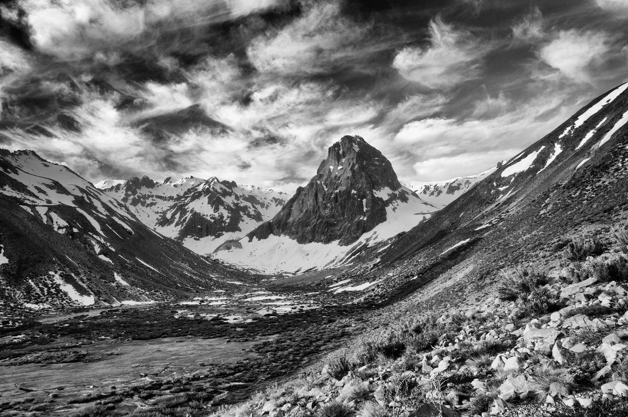 Colmillo del Diablo entre montañas nevadas, en blanco y negro