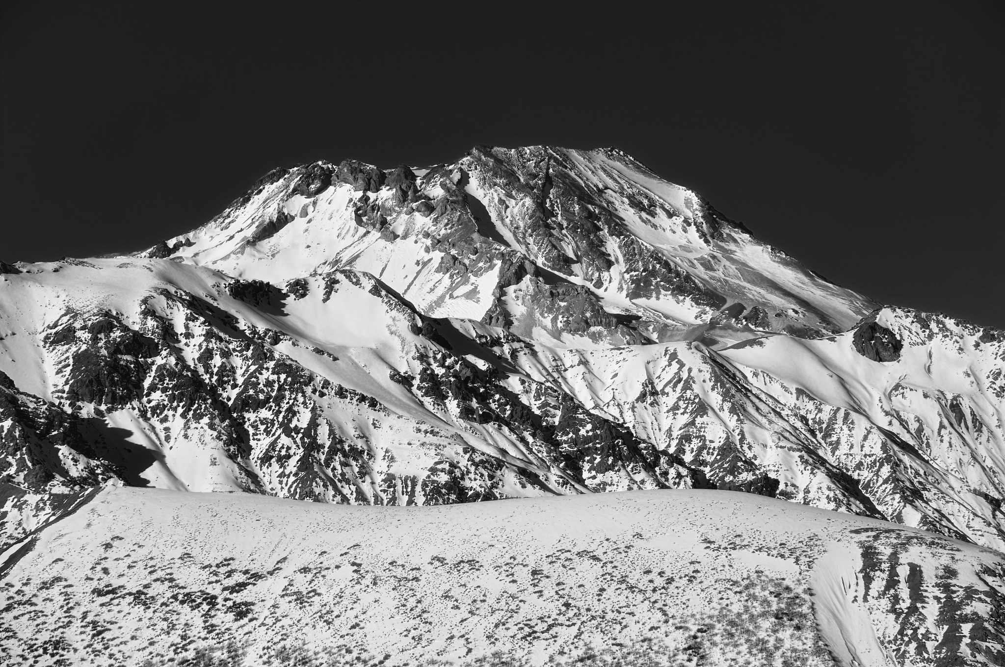 Volcán Descabezado Grande cubierto de nieve, en blanco y negro