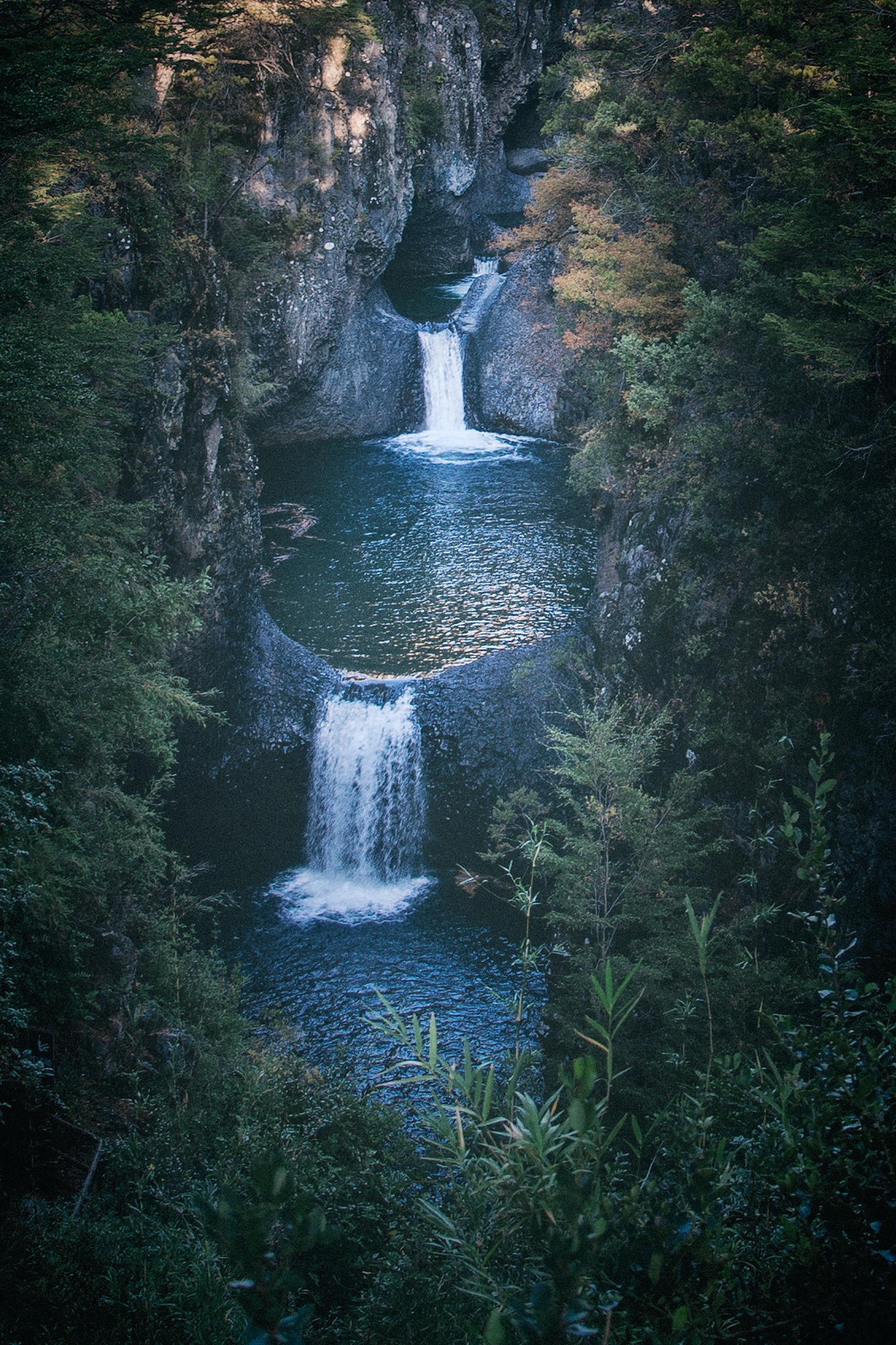 Pozas y saltos de agua entre el bosque del Parque Nacional Radal Siete Tazas
