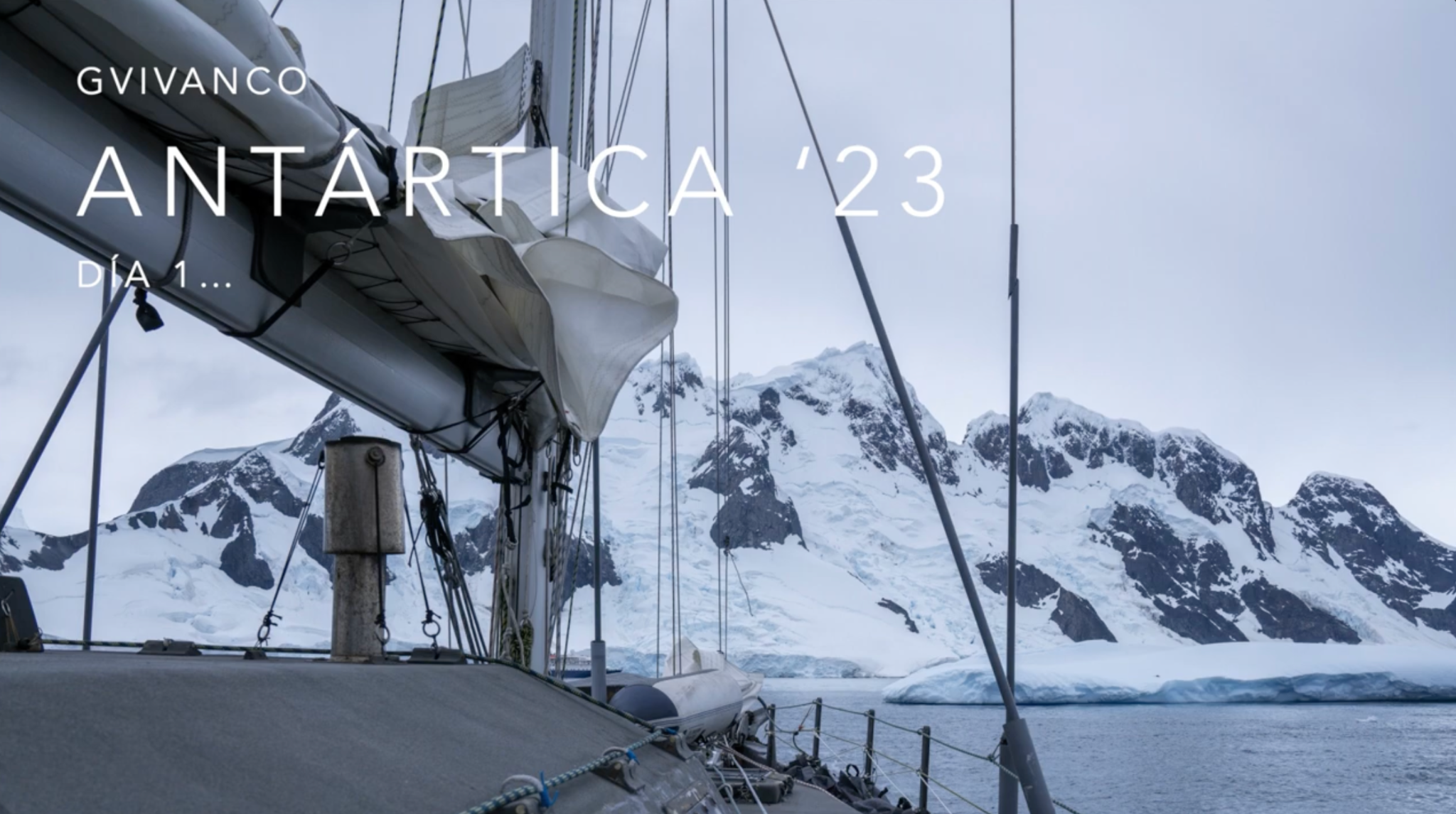 Velero Sonabia 2 frente a las montañas de la Antártica