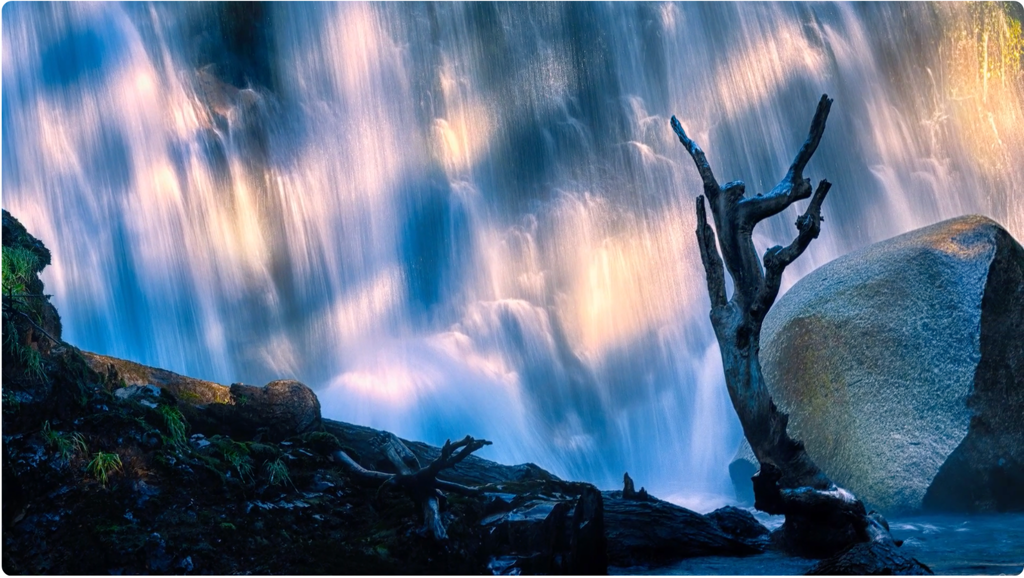 Fotografía de una cascada incluida en la entrevista a Carlos Guevara Vivanco