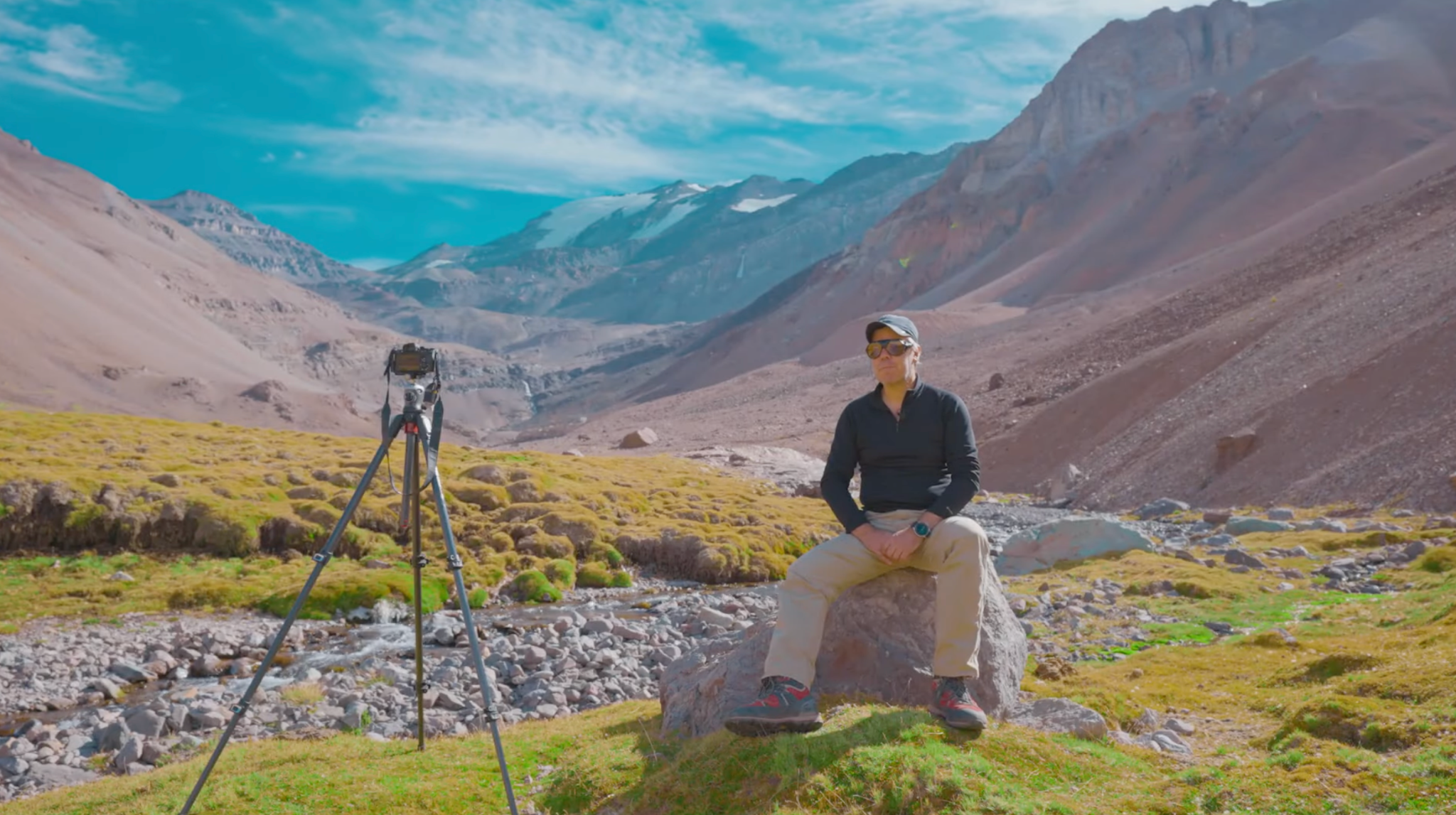 Carlos Guevara Vivanco junto a su cámara en la montaña