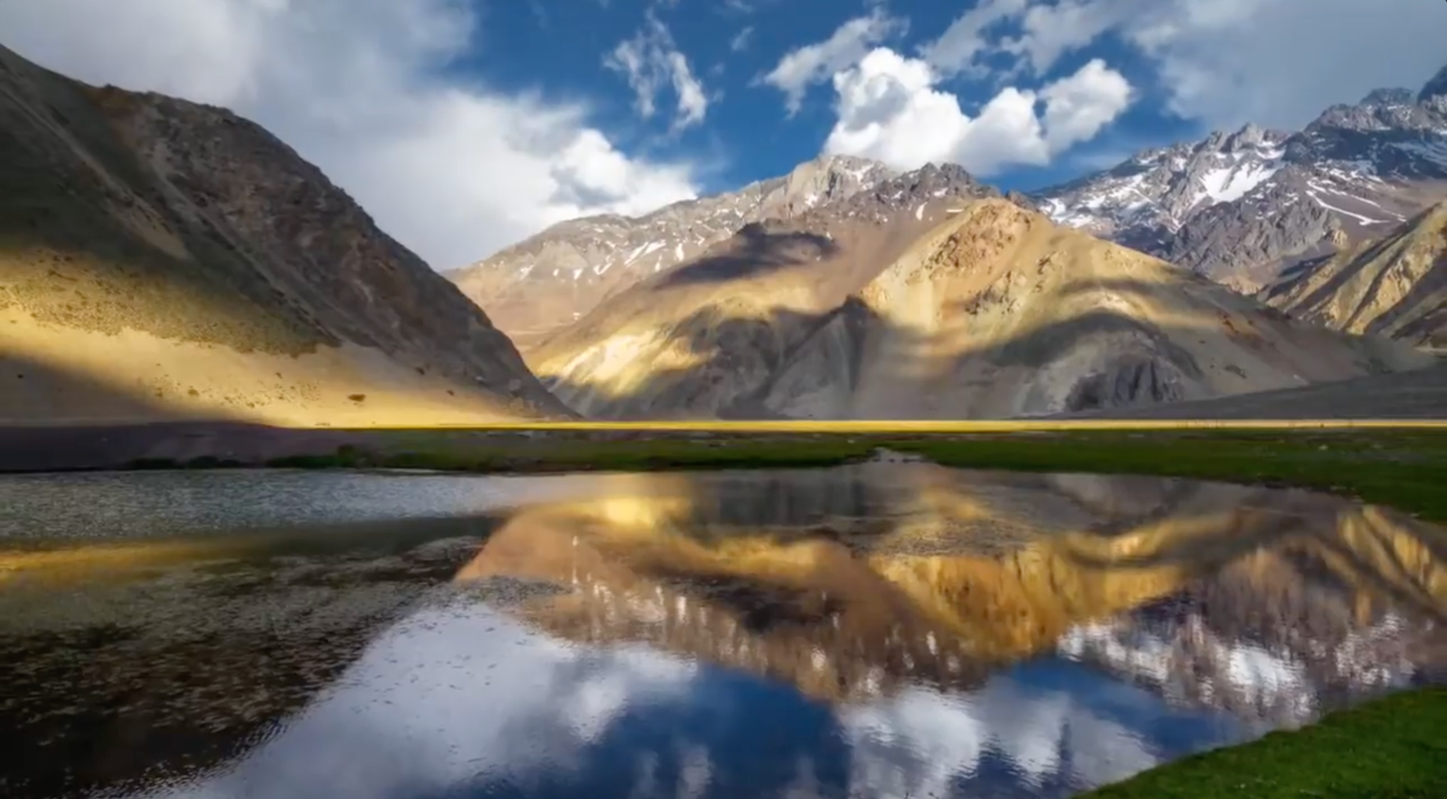 Paisaje de montaña reflejado en una laguna